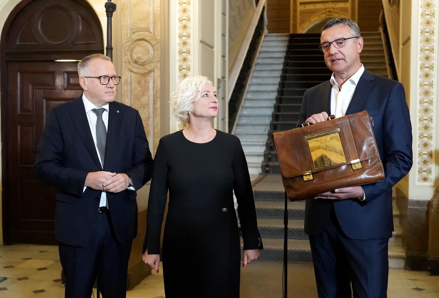 Finanšu ministrs Arvils Ašeradens (no kreisās), Saeimas priekšsēdētāja Daiga Mieriņa un Saeimas Budžeta komisijas priekšsēdētājs Jānis Reirs piedalās preses konferencē pēc 2025. gada valsts budžeta likumprojekta iesniegšanas Saeimā.