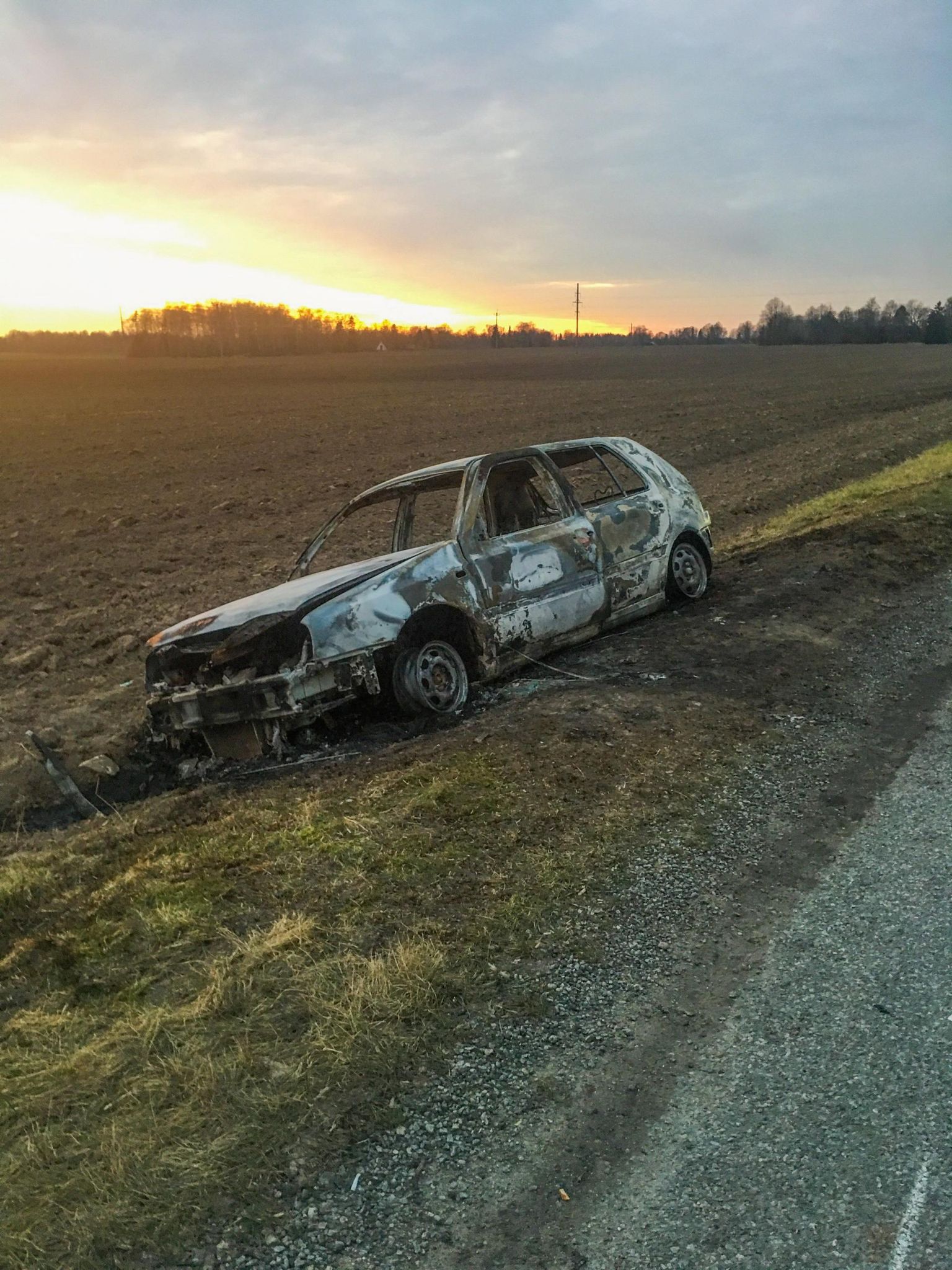 Soomeveres põlenud autost jäi alles vaid vrakk.