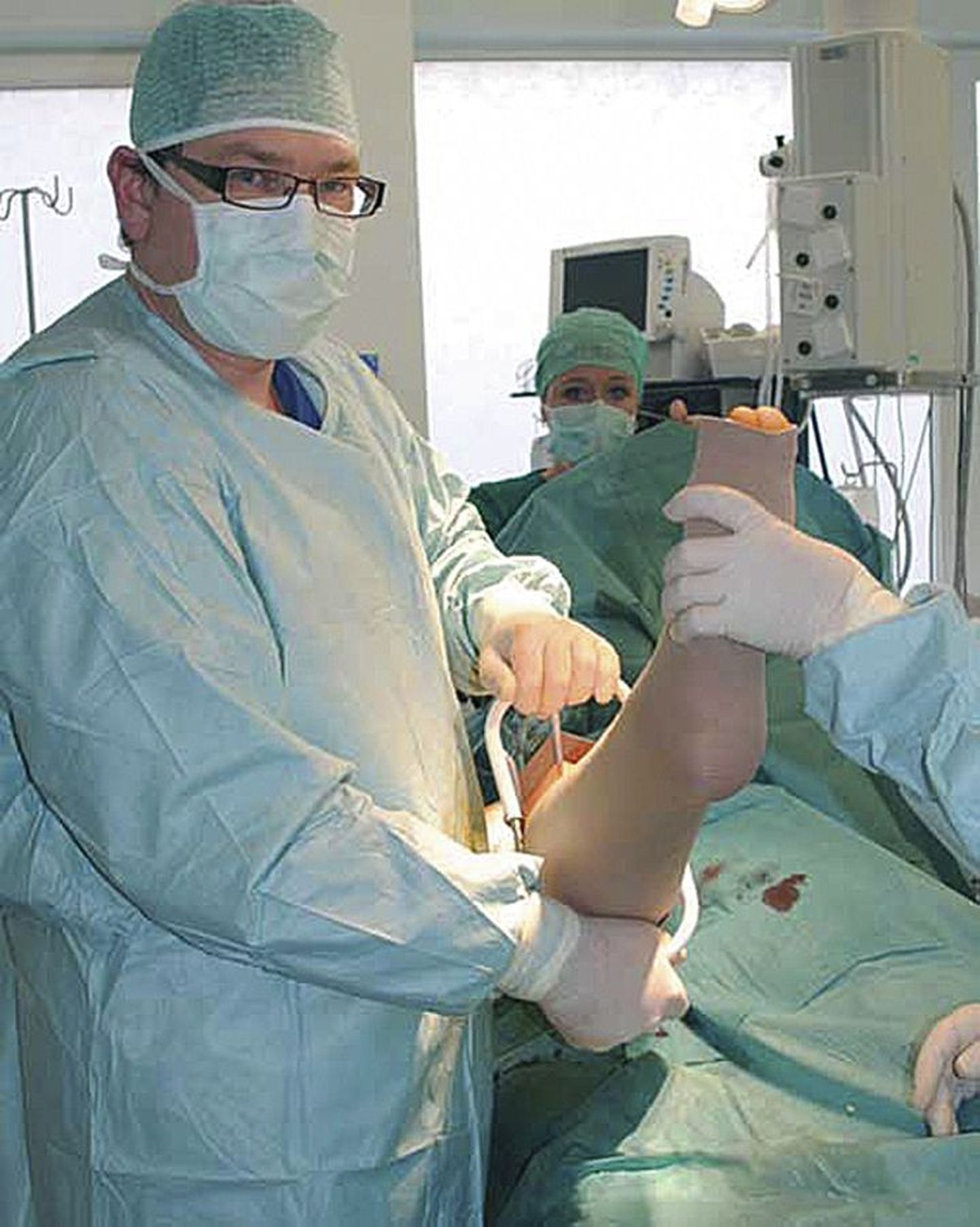 Doktor Evo Kaha lõpetab vaht­skleroseerimise operatsiooni.