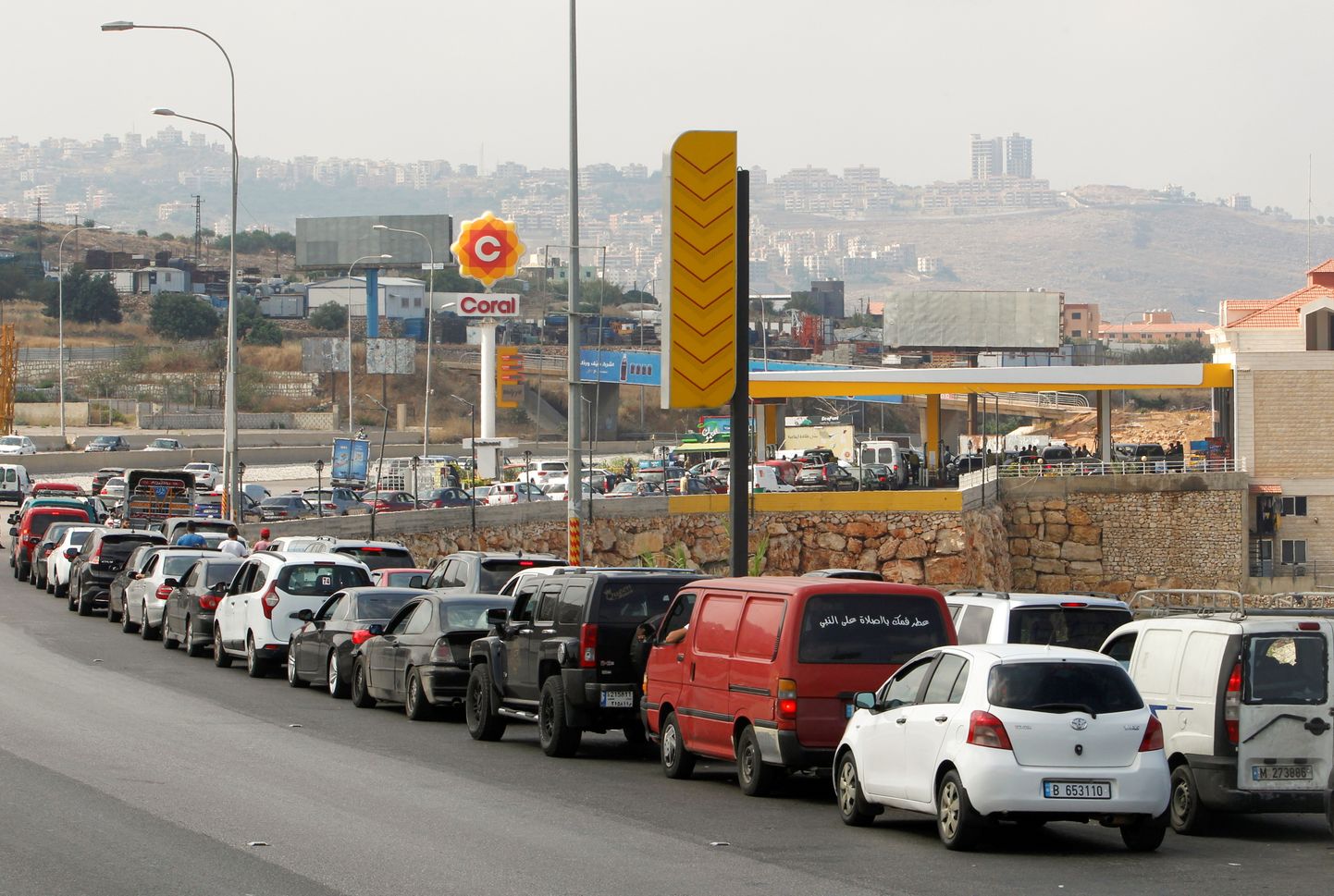 Kütuse lootuses: autojuhid ootamas Beiruti bensiinijaamas järjekorras, et osta defitsiidiks kujunenud bensiini.