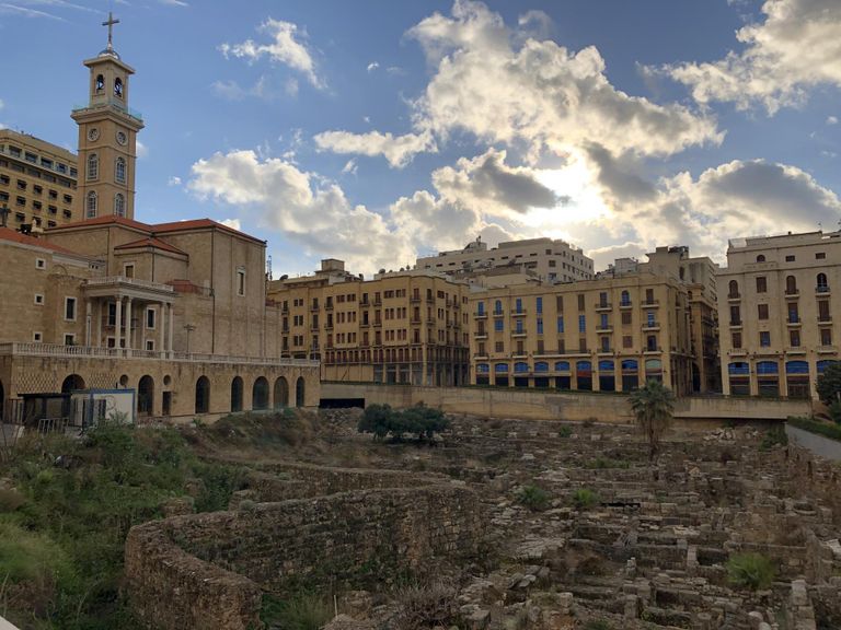 Beirut on üks maailma vanimaid linnu. Rohkem kui 5000 aastat asustatud linna on läbi aegade kujundanud foiniiklased, roomlased, kreeklased ja Ottomani türklased. Pildil varemed Beiruti südalinnas.