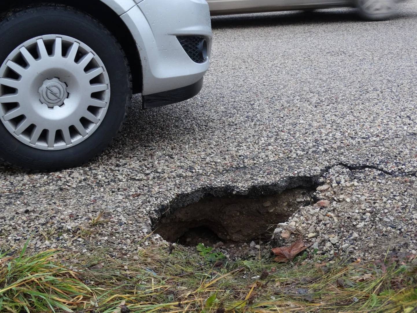 Katkine teeserv asub Tõrva piiril Patkülasse viiva tänava ääres – otse tee alt läbimineva truubi kohal.