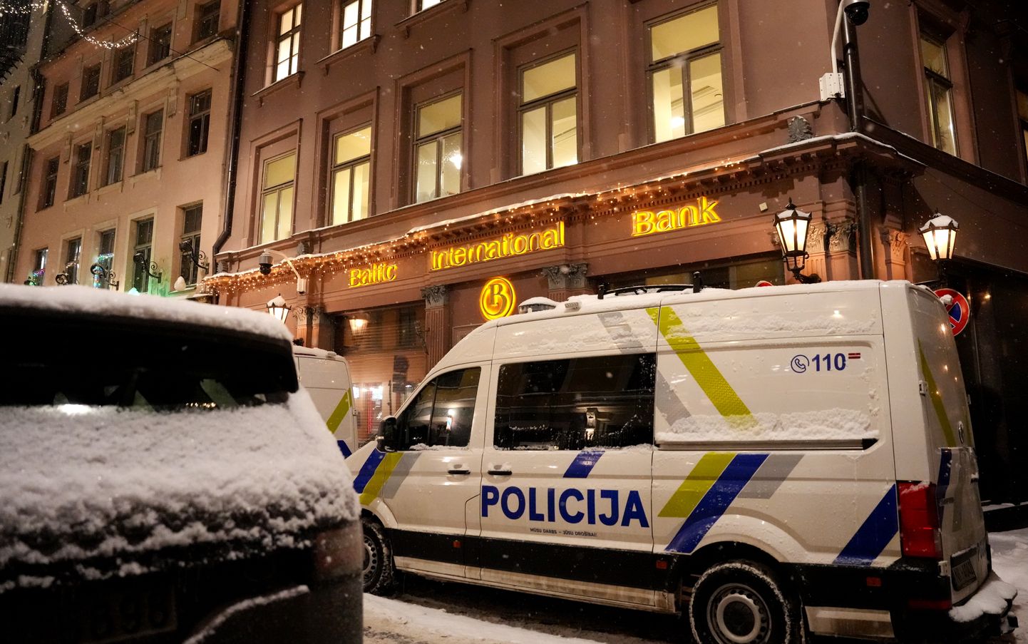 Полиция у здания Baltic International Bank