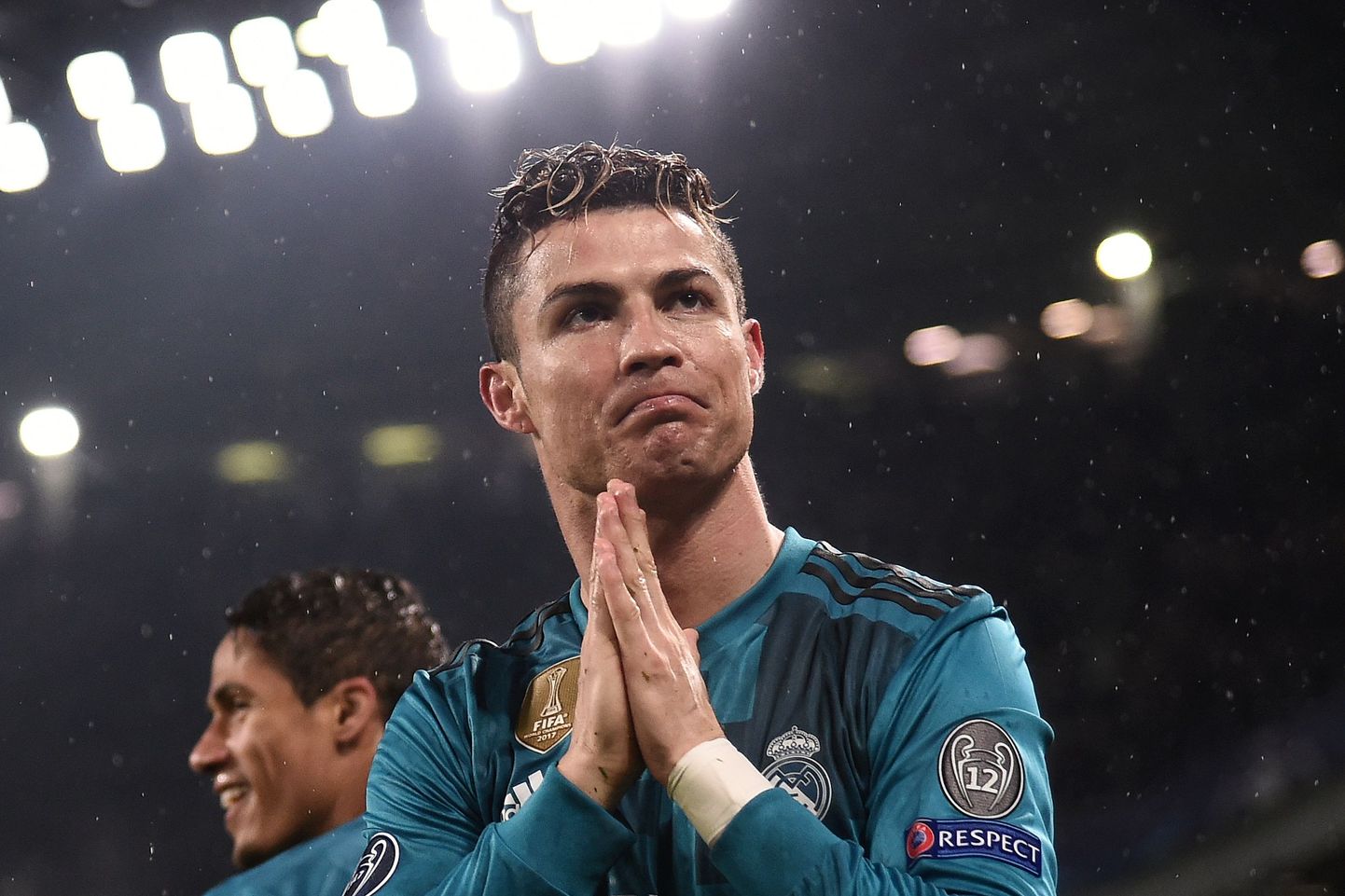 Cristiano Ronaldo tänab Juventuse fänne tunnustuse eest.