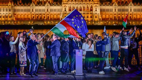 Ungārijas parlamenta vēlēšanās pārliecinoši uzvarējusi opozīcijas partija