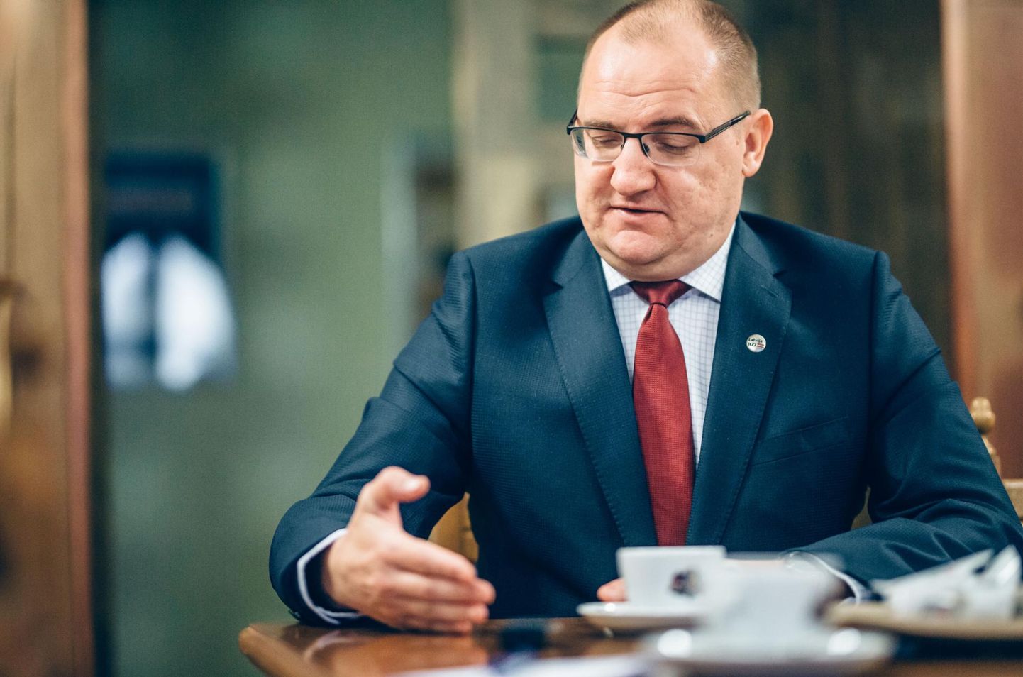 Läti Vabariigi suursaadik Raimonds Jansons ütles, et Eesti ja Läti istuvad samas paadis, kui seda ühest otsast raputada, on teises otsas kohe tunda.