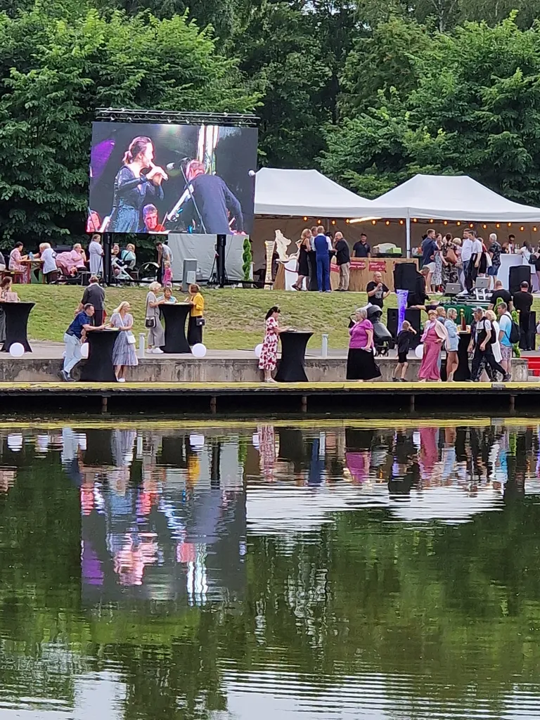 Tänavu tiigikaldale paigaldatud suur ekraan võimaldas festivalikülalistel esinejaid ja nende etteasteid lähemalt uurida.