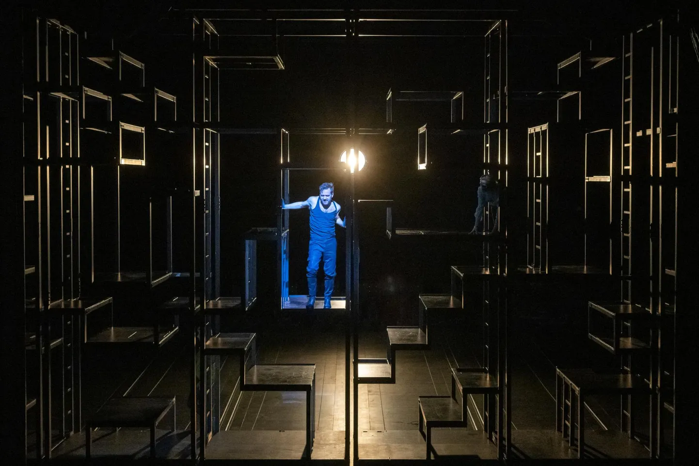 Berliner Ensemble’i Kolmekrossiooperis on Väitsa-Mäki rollis Nico Holonics.