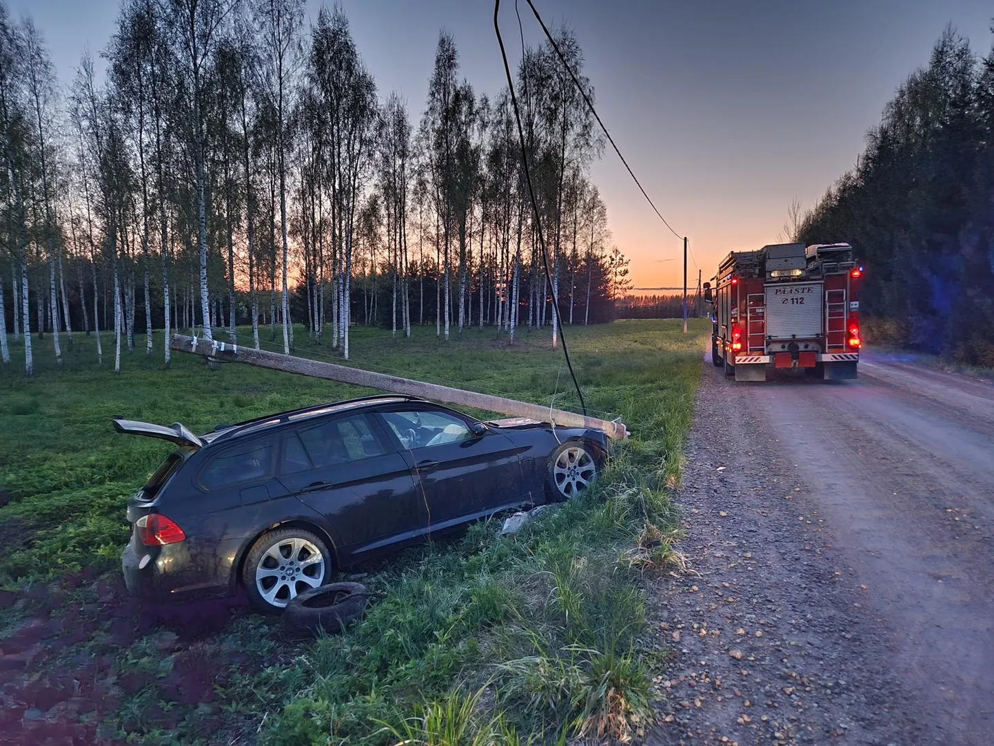 Noor juht niitis laupäeva õhtul maha elektriposti, mistõttu tulid sünduskohale nii päästjad kui ka elektrikud.