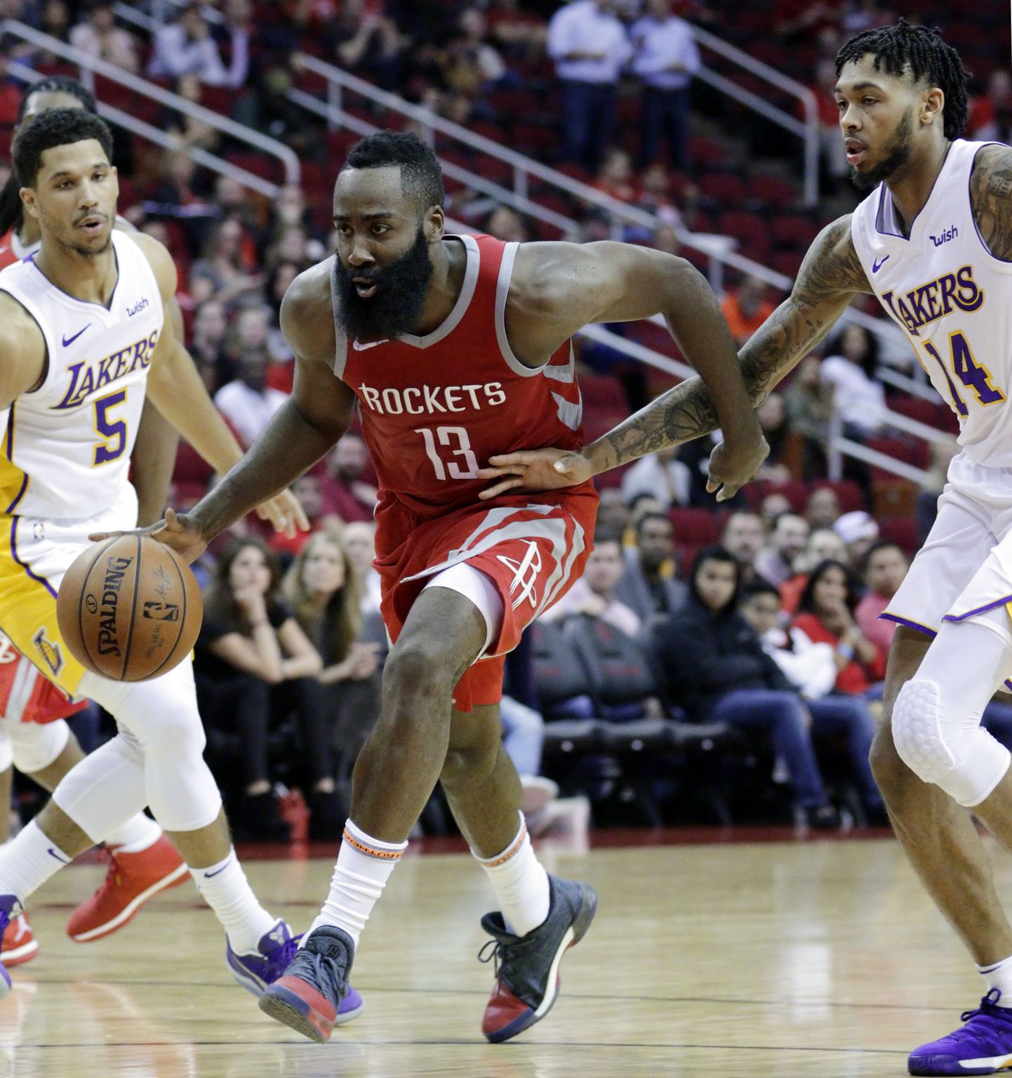 Houston Rocketsi liider James Harden (palliga) ei suutnud meeskonda üksipäi võidule vedada.