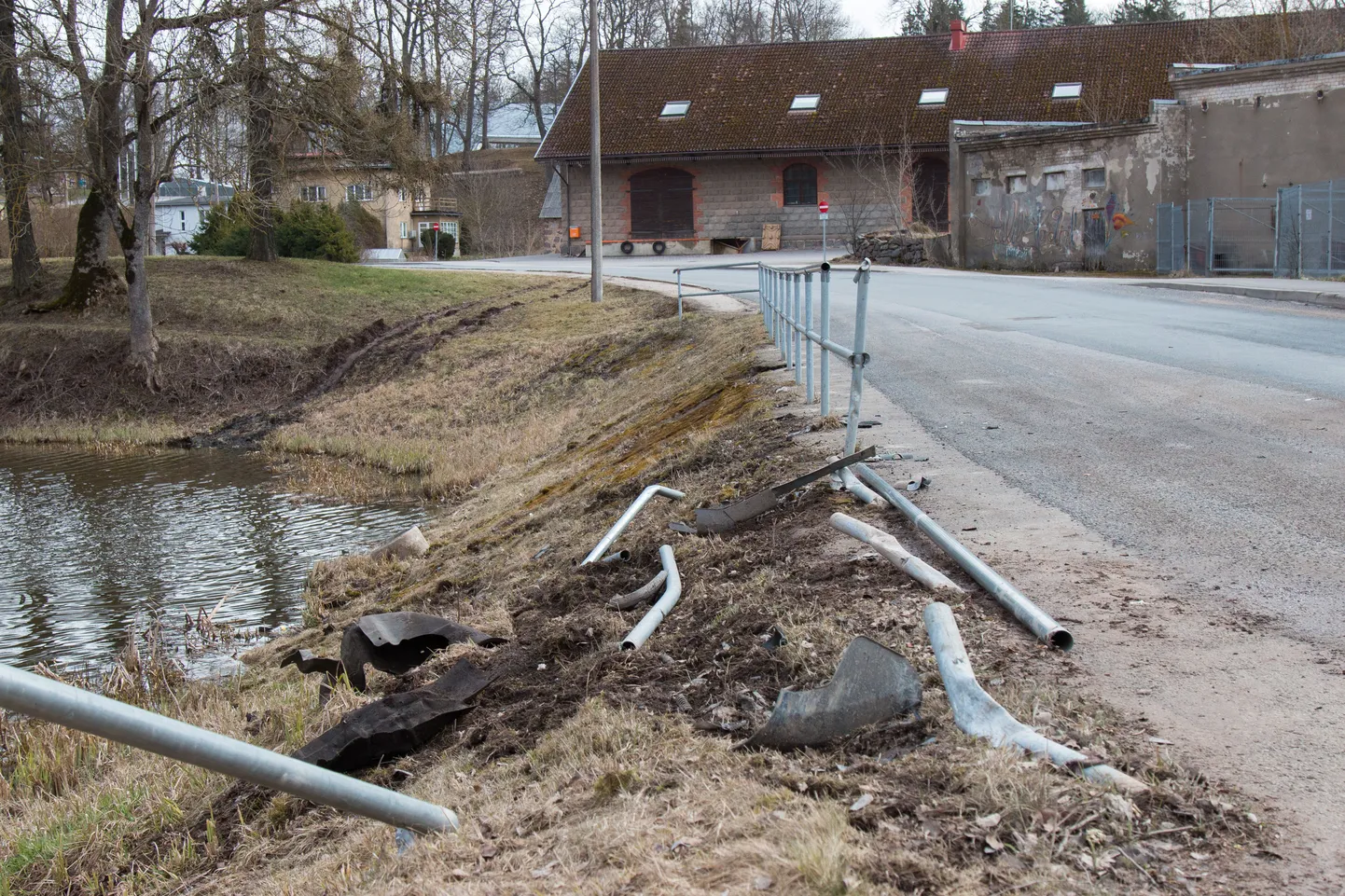 Viljandis Reinu teel sõitis auto läbi piirde Ugala tiiki. Õnnetus juhtus kella nelja paiku varahommikul, pildid on tehtud hilishommikul enne kella ühtteist.