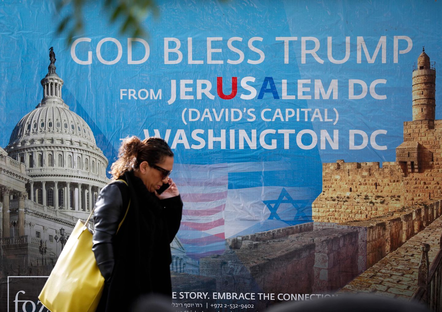 Naine möödub Iisraeli-meelse evangeelsete kristlaste rühmituse Friends of Zion (Siioni Sõbrad) poolt Jeruusalemma kesklinna kleebitud plakatist. Sellel seisev kiri tänab Donald Trumpi kuningas Taaveti pealinna tunnustamise eest Iisraeli pealinnana.