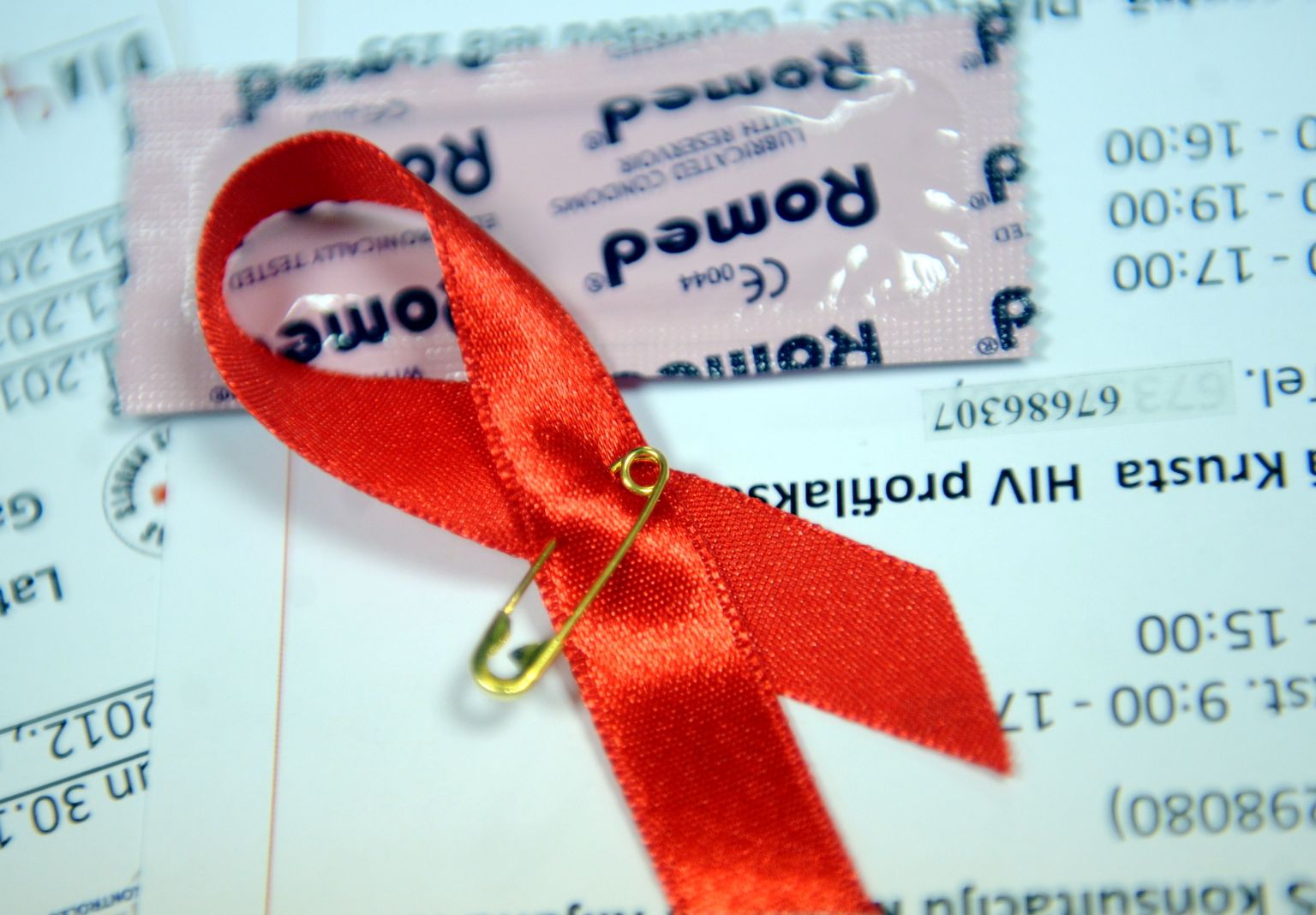 Sarkanā lentīte - visā pasaulē atpazīta zīme, kas simbolizē sapratni, līdzcietību un morālu atbalstu tiem, kas cieš no HIV/AIDS.