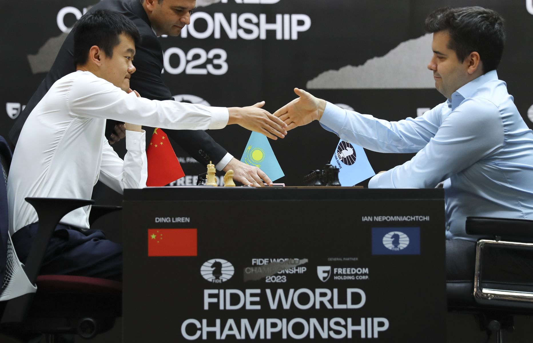 Шахматисты Дин Лижэнь и Ян Непомнящий на матче за звание чемпиона мира.