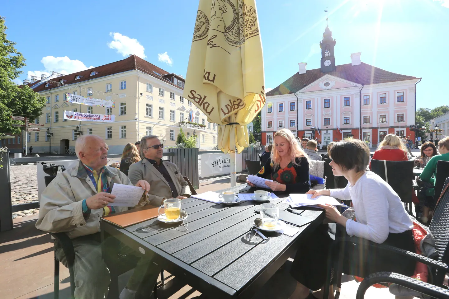 Žürii liikmed Alo Ritsing (vasakult), Paul Mägi, Merle Kollom ja Mari Tooming kuulasid raekoja kellamängu esituses võistlustöid ja selgitasid arutelus välja, millised palad on teistest paremad.