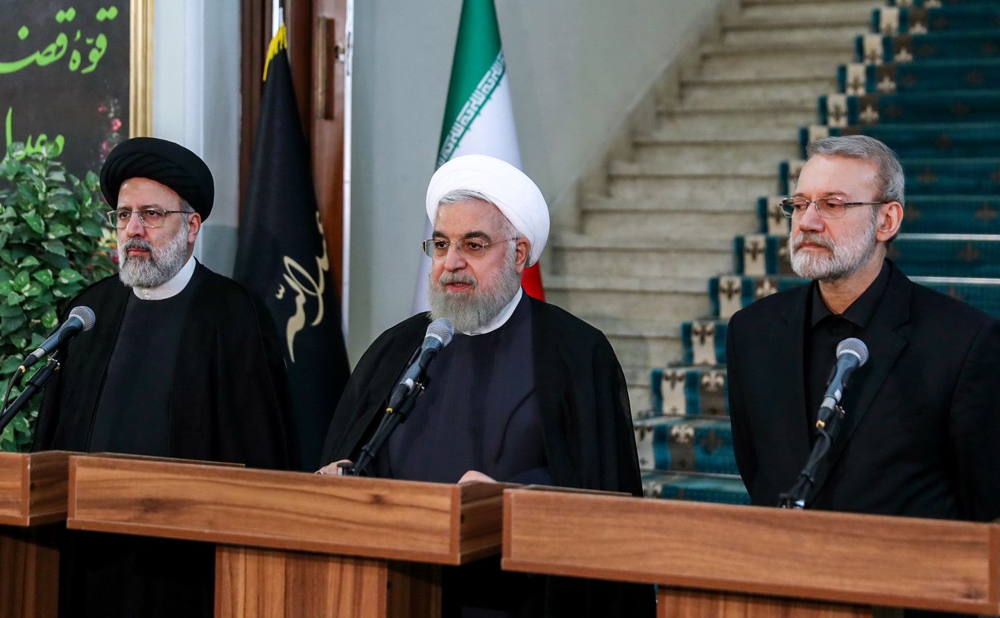 Iraani president Hassan Rouhani keskel.