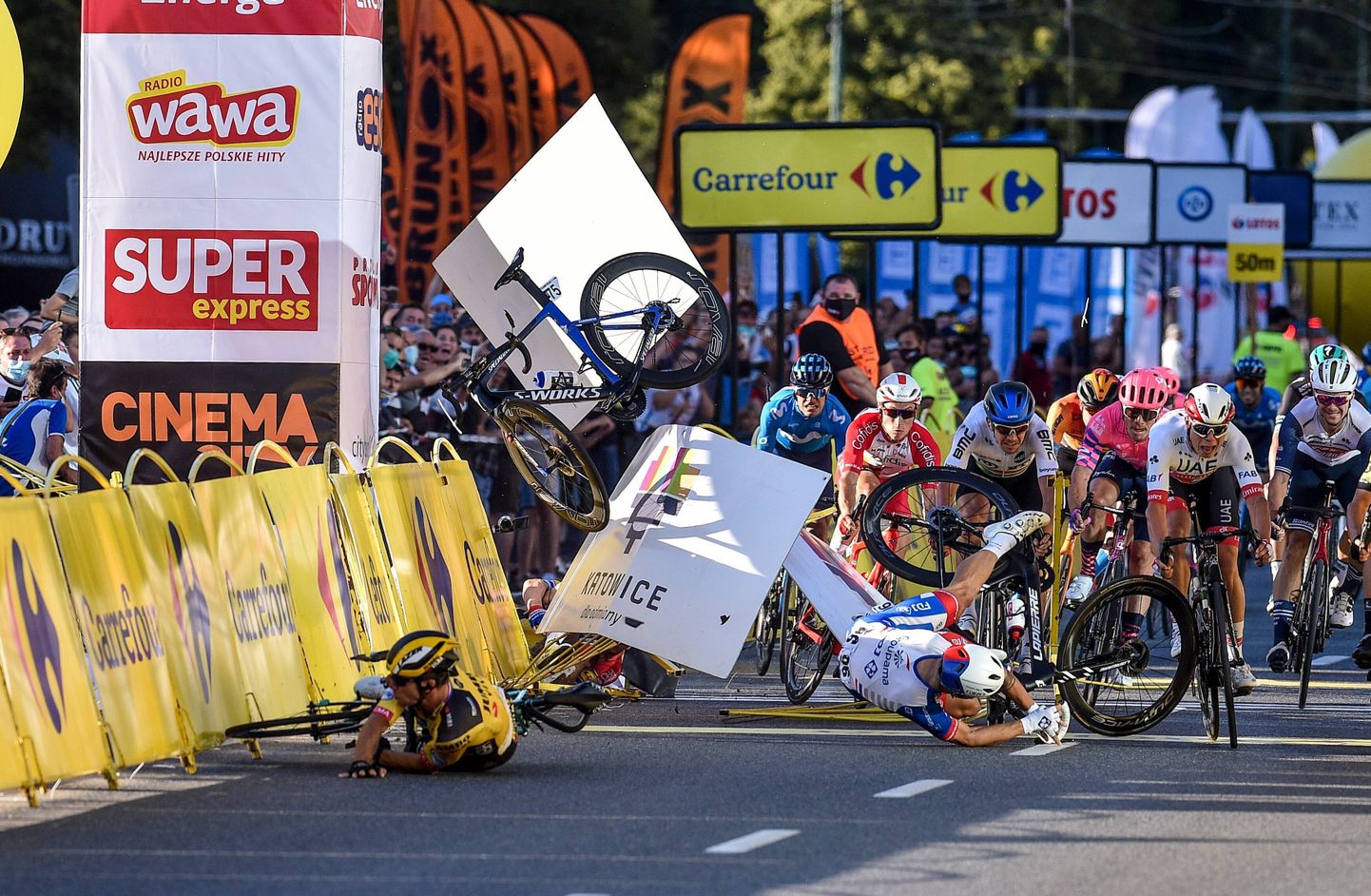 Poola velotuuri avaetapi traagiline finišikukkumine Katowices.