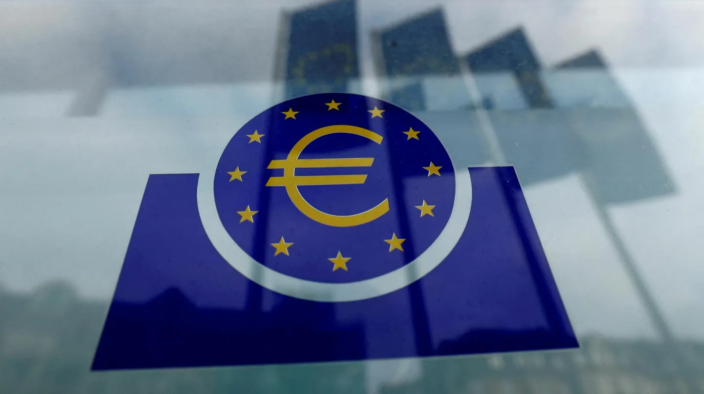 Euroopa Keskpanga&nbsp;logo peahoone ees Frankfurdis.