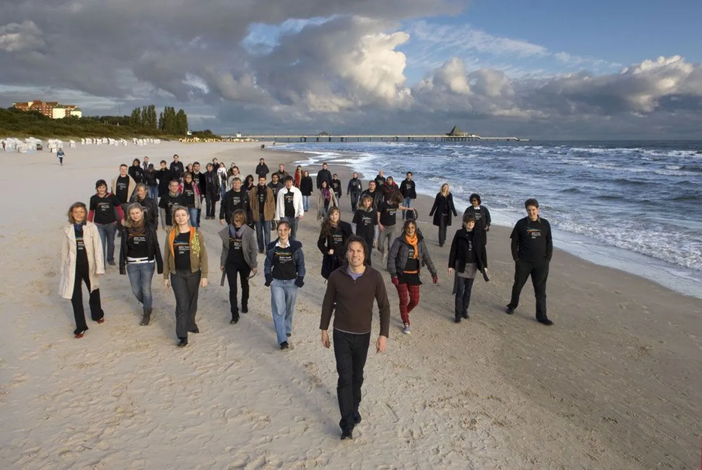 Avakontserdil astub publiku ette Põhjala uus hääl, Baltic Youth Philharmonic. Koori juhatab Kristjan Järvi, kelle sõnul kuuluvad noorteorkestrid vaieldamatult maailma tipporkestrite ritta: neil mängijail on suurepärane ettevalmistus, nad on alati vormis, neil on särtsu ja nad tahavad mängida.