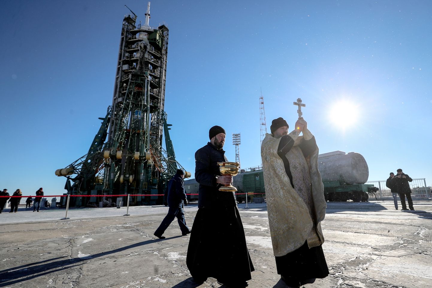 Священник РПЦ МП во время освящения ракеты-носителя "Союз-ФГ" с космическим кораблем "Союз МС-11" на космодроме Байконур, декабрь 2018 года