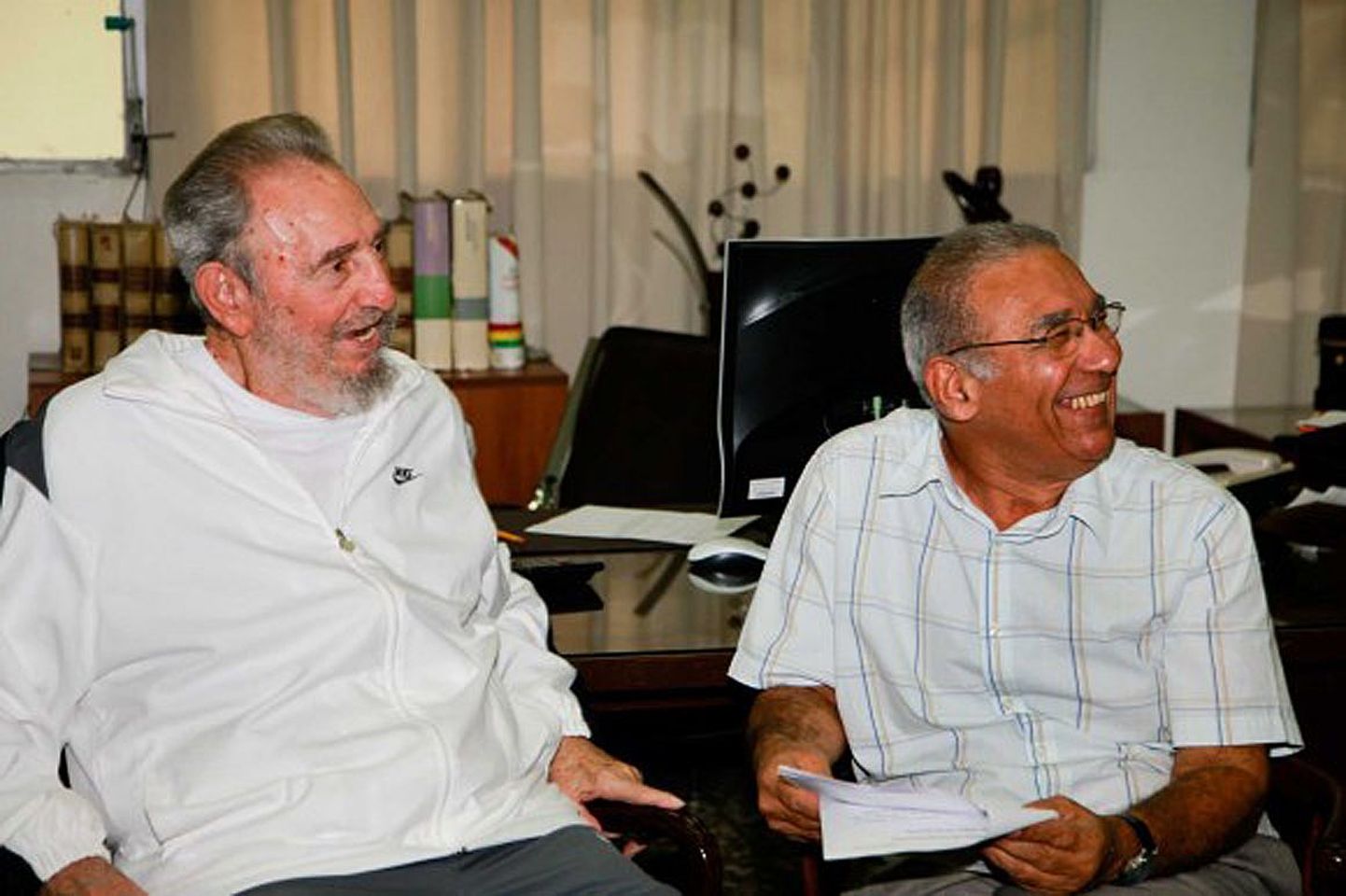 Möödunud kolmapäeval pildistatud ja laupäeval avaldatud foto Fidel Castrost (vasakul) tundmatu mehe kõrval.