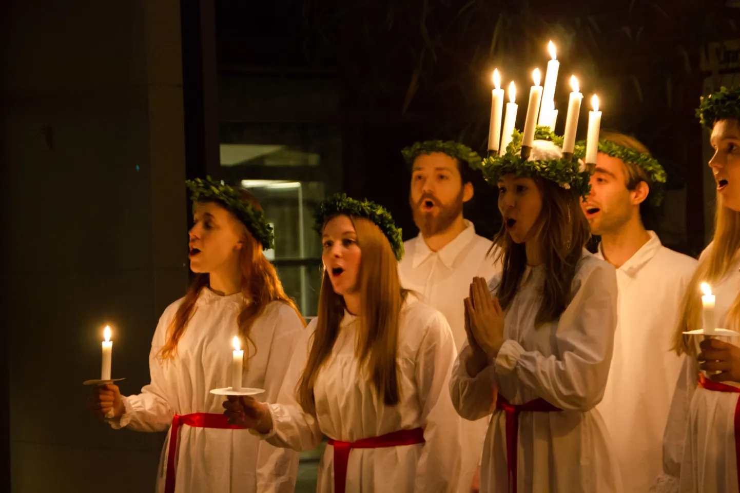 Lucia päeva (luutsinapäev) tähistamine. Püha Luciaks kehastunul on peas pärg küünaldega.