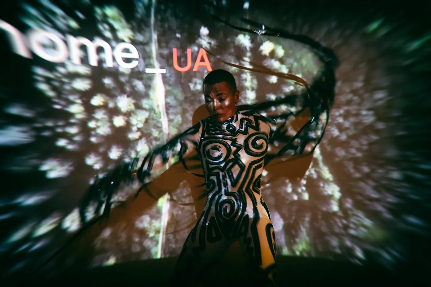 Ukrainlanna Dariya Siletskaya väänles performantsil ennast vabaks linast.