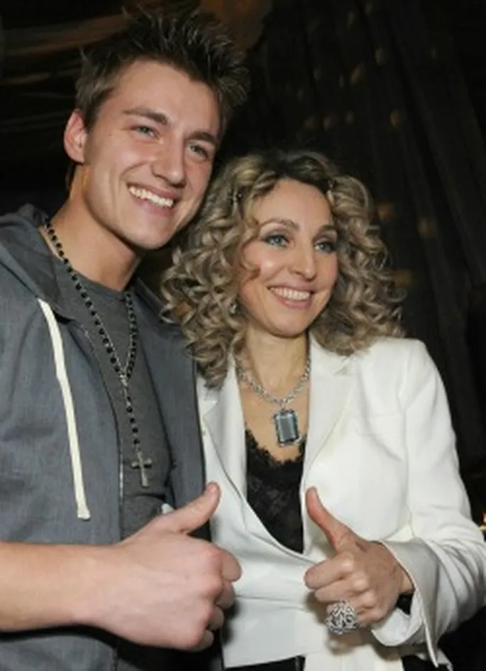 Жердегі жас жұптың үнділік үй сексі