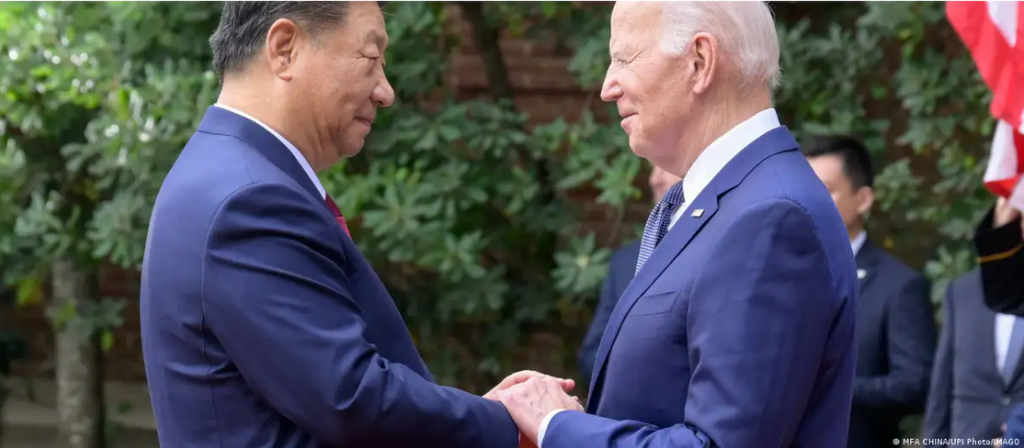Председатель КНР Си Цзиньпин и президент США Джо Байден