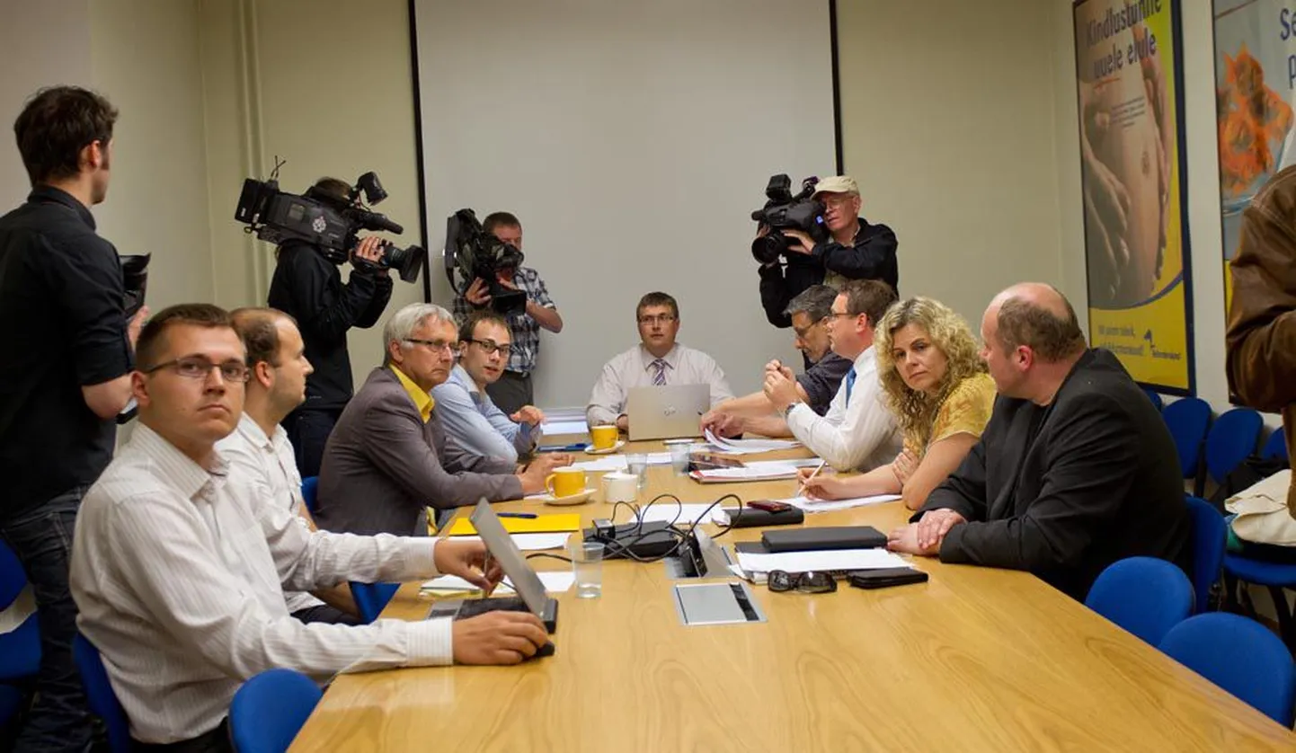 Reformierakonna töörühm vasakul ja aukohus paremal pool lauda, laua otsas istub aukohtu esimees Andrus Umboja. Nii Kristiina Ojuland kui ka Einar Vallbaum kinnitasid eile aukohtule, et pole andnud Taimi Samblikule korraldust häältega manipuleerida, ja kaaluvad laimu vastu kohtusse minekut.