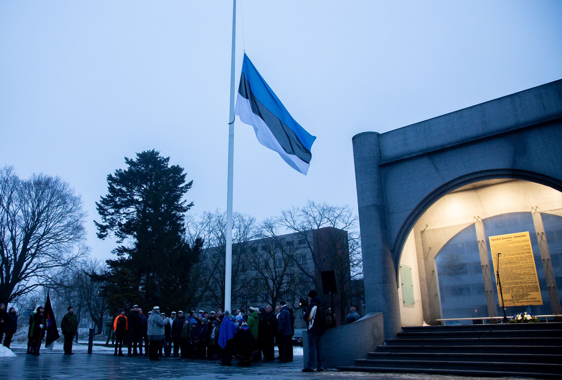 Traditsiooniliselt algas Eesti Vabariigi aastapäev Pärnus päikesetõusul piduliku lipuheiskamistseremooniaga.