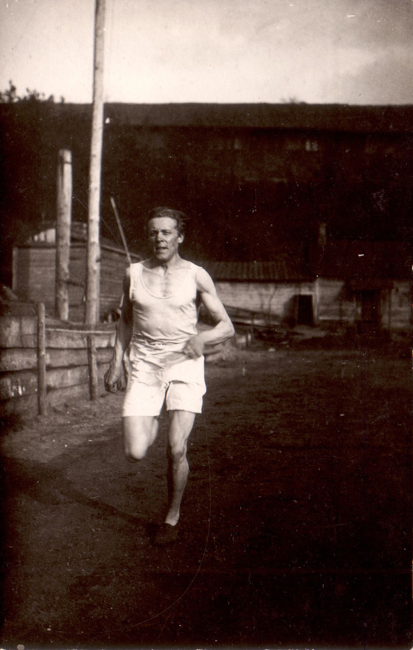ALEKSANDER ANTSON jooksmas Tartus Kalevi spordiplatsil.