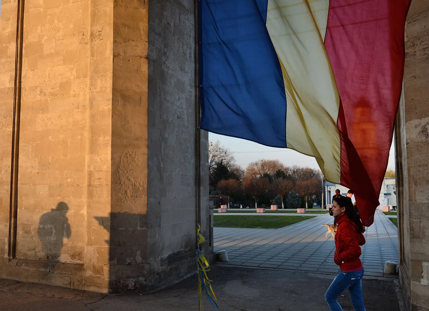 Moldova lipp riigi pealinnas Chişinăus võidukaare juures.