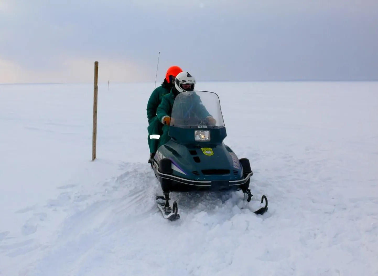 Mehikoorma piirivalvurid järvejääl.