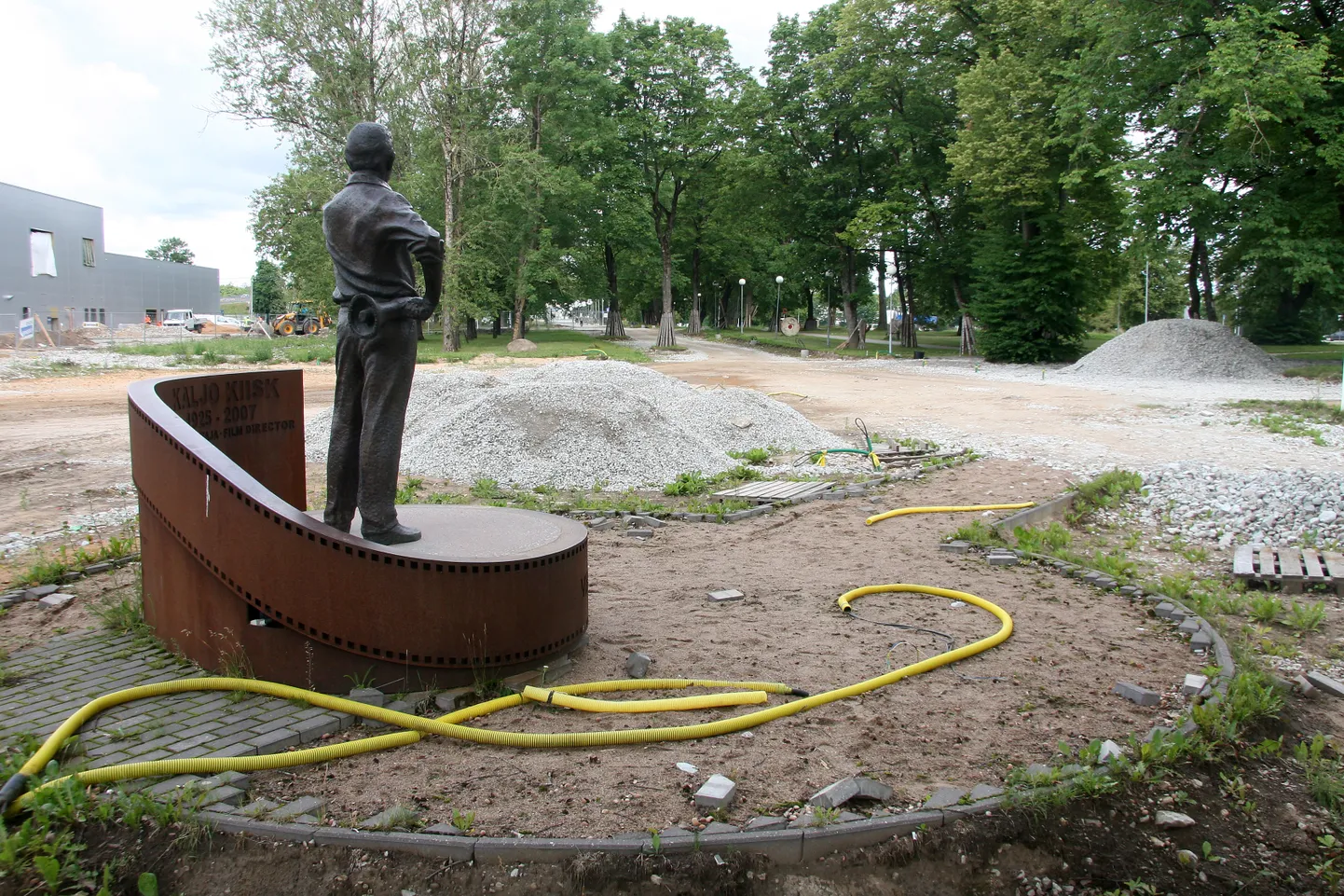 Ida-Virumaalt pärit filmilavastaja Kaljo Kiisa kuju on olnud tunnistajaks, kuidas tema ümber mullu sügisel alanud promenaadi pikendamise ehitusplatsil üle poole aasta vaikus valitseb.
