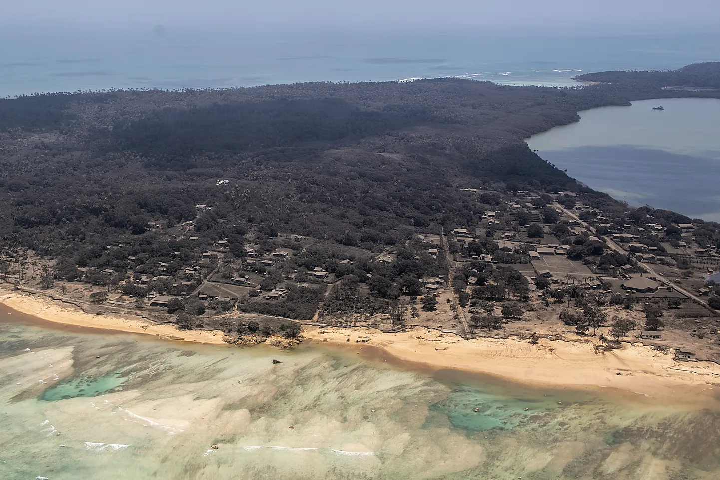 Tuhaga kaetud Tonga peasaar Tongatapu pärast Hunga Ha'apai vulkaani purset. Foto on illustratiivne.