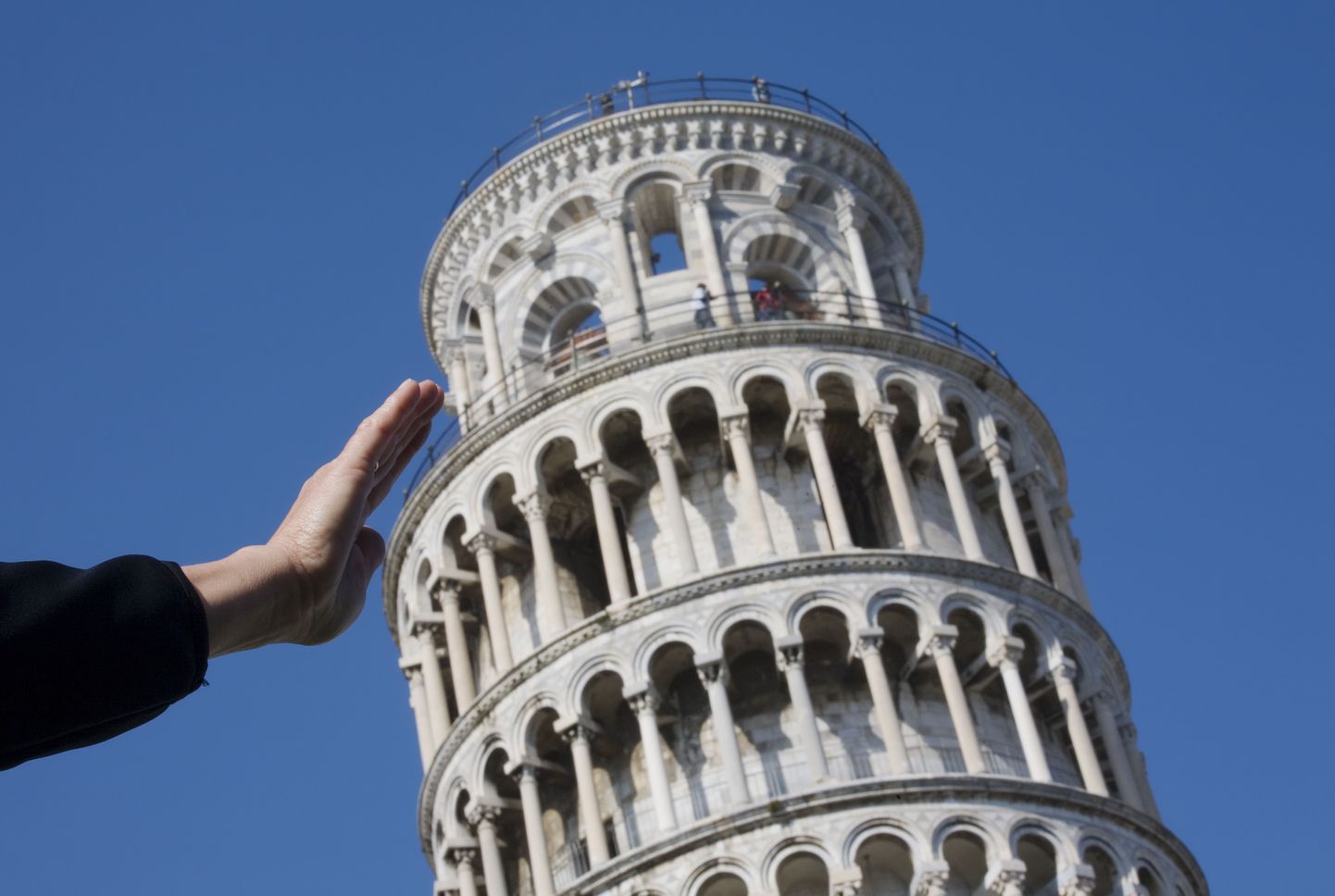 Viltune Pisa torn meelitab tuhandeid turiste tegema ühesugust fotot.