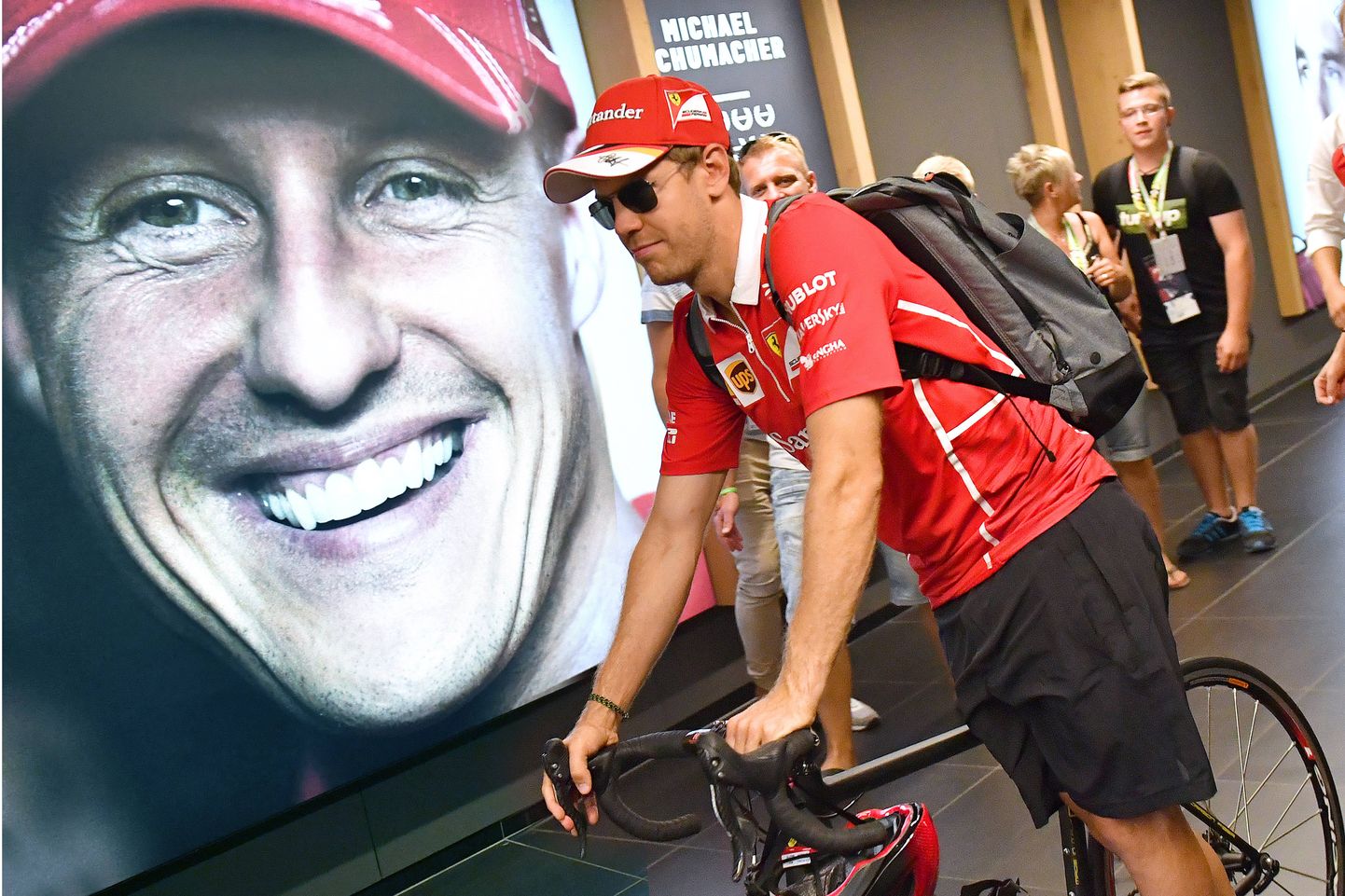 Sebastian Vettel, taustal Michael Schumacheri foto