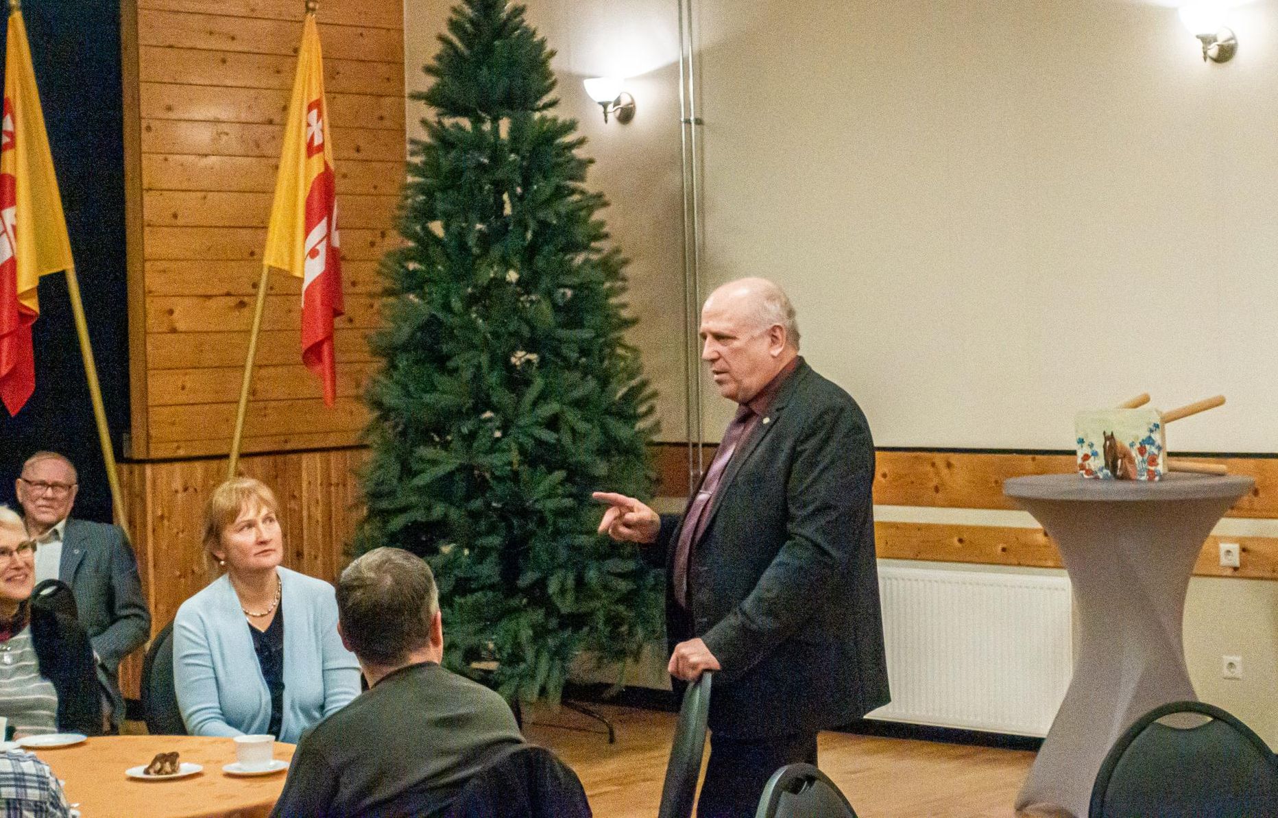 Mart Järvik rääkis Tori rahvamajas muu hulgas, et sai ministrina riigikogu esimehelt Henn Põlluaasalt lutikate avastamise aparaadi. Selle abil ta ühe oma kabinetist leidnudki.