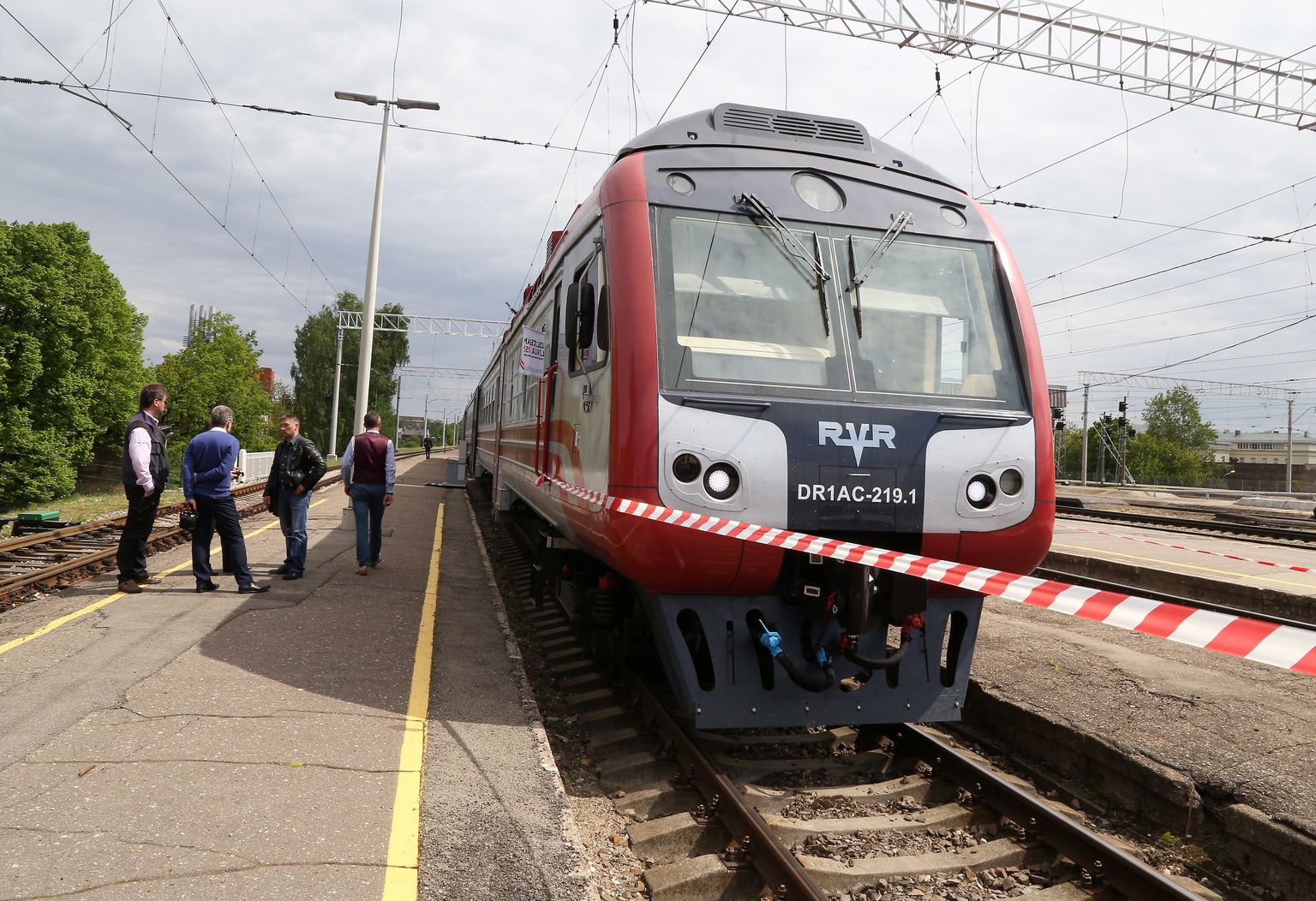 Jaunais AS "Pasažieru vilciens" modernizētais dīzeļvilciens dzelzceļa transporta līdzekļu parādes atklāšanas laikā Rīgas Centrālajā dzelzceļa stacijā. Ilustratīvs attēls.