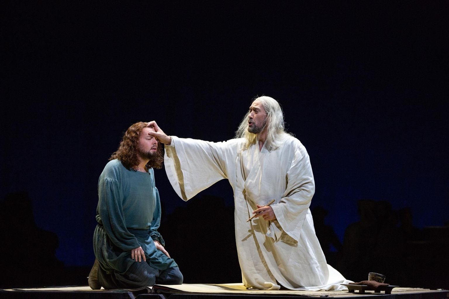 Ain Anger (paremal) laulab New Yorgi Metropolitan Opera laval kroonik Pimeni osa Modest Mussorgski ooperis «Boriss Godunov».
