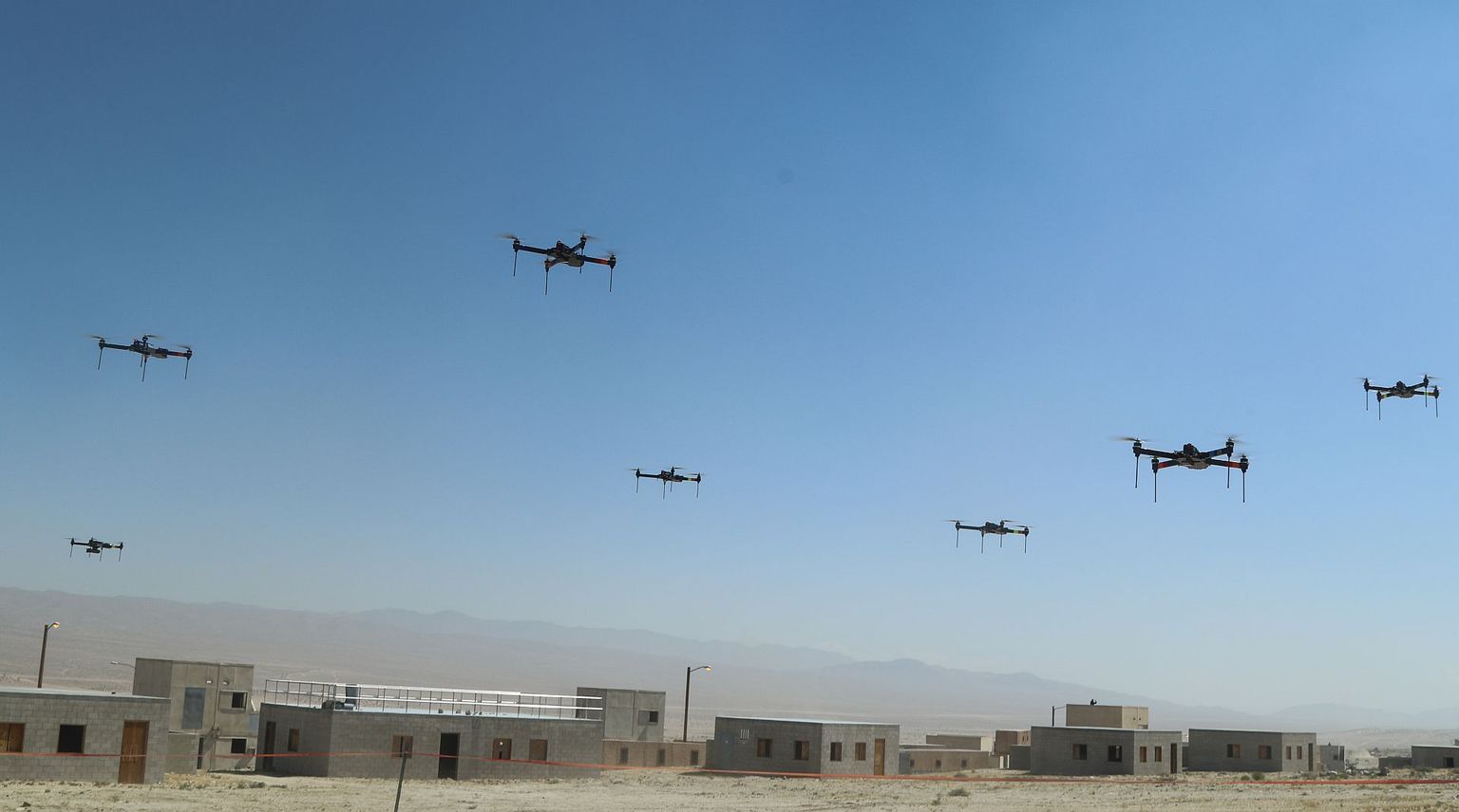 Drooniparvesid on USA-s varemgi katsetatud, pildil test neljakümnest lennuvahendist koosneva parvega Port Irwinis 2019. aastal. Sel ja järgmisel aastal aga plaanib USA merevägi luua juba tõhusama tuhandetest droonidest parve, mida juhib tehisintellekt.