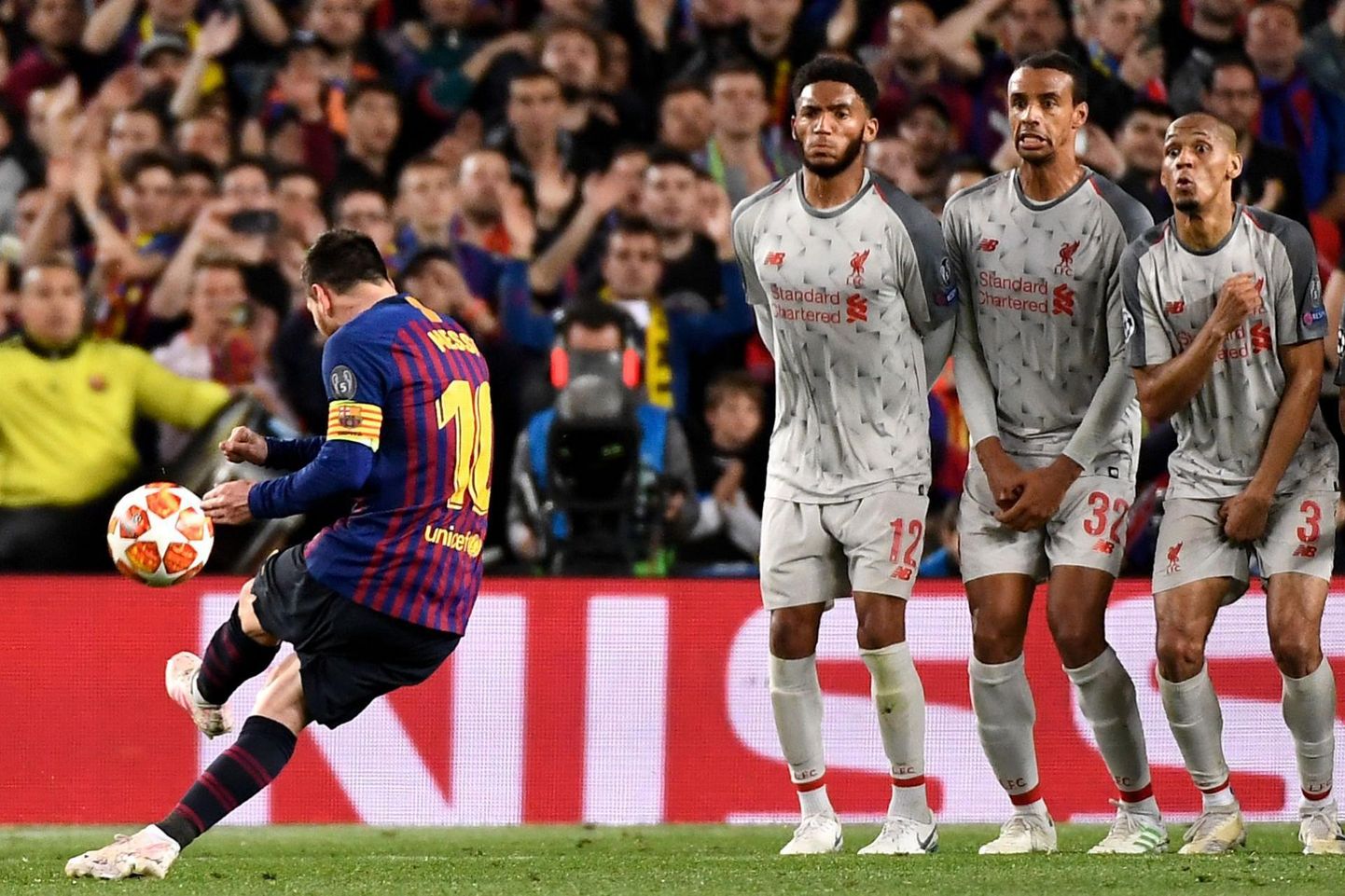 Lionel Messi keerutas karistuslöögist palli filigraanselt ristnurka. FOTO: Jose Jordan/AFP
