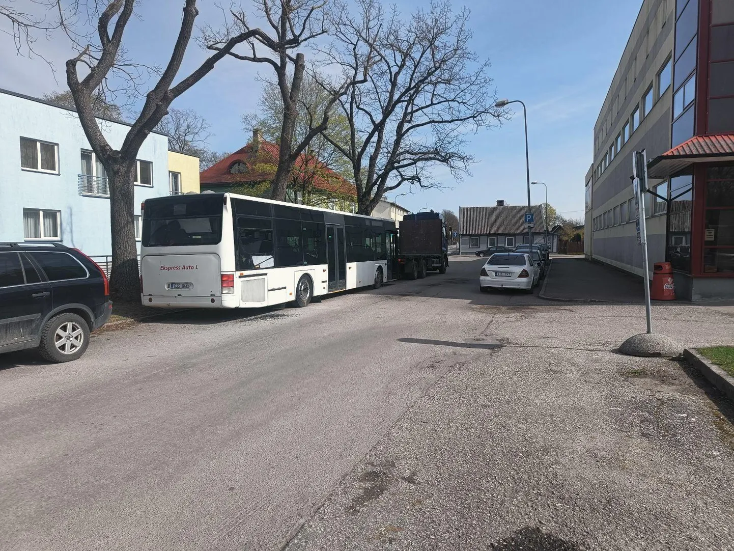 Väike-Kuke tänava ääres püsivalt parkinud buss viidi minema 30. aprillil.