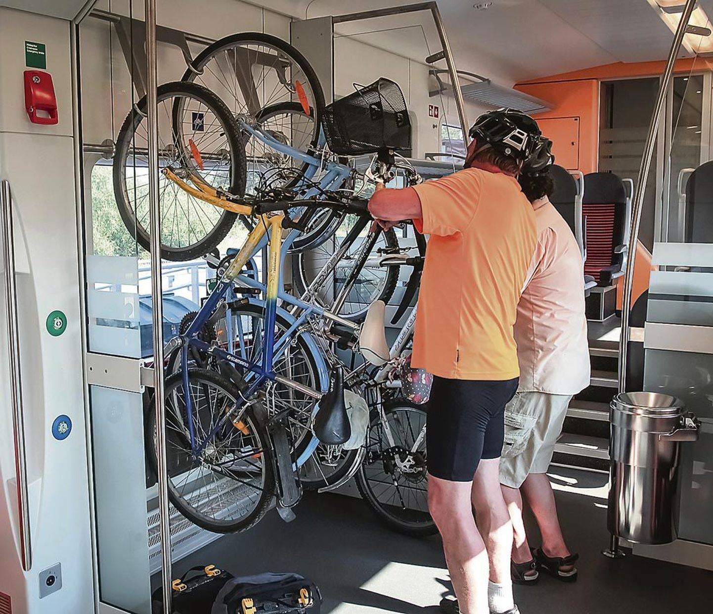 Ehkki Elroni rongides on statsionaarsed kohad jalgrataste paigaldamiseks, jääb neist suvekuudel väheks.