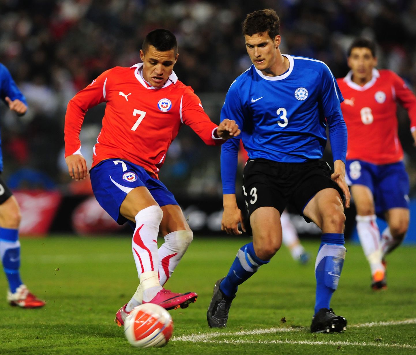 Mikk Reintam (paremal) üritab takistada Tšiili ühte nimekamat mängumeest Alexis Sanchez't.