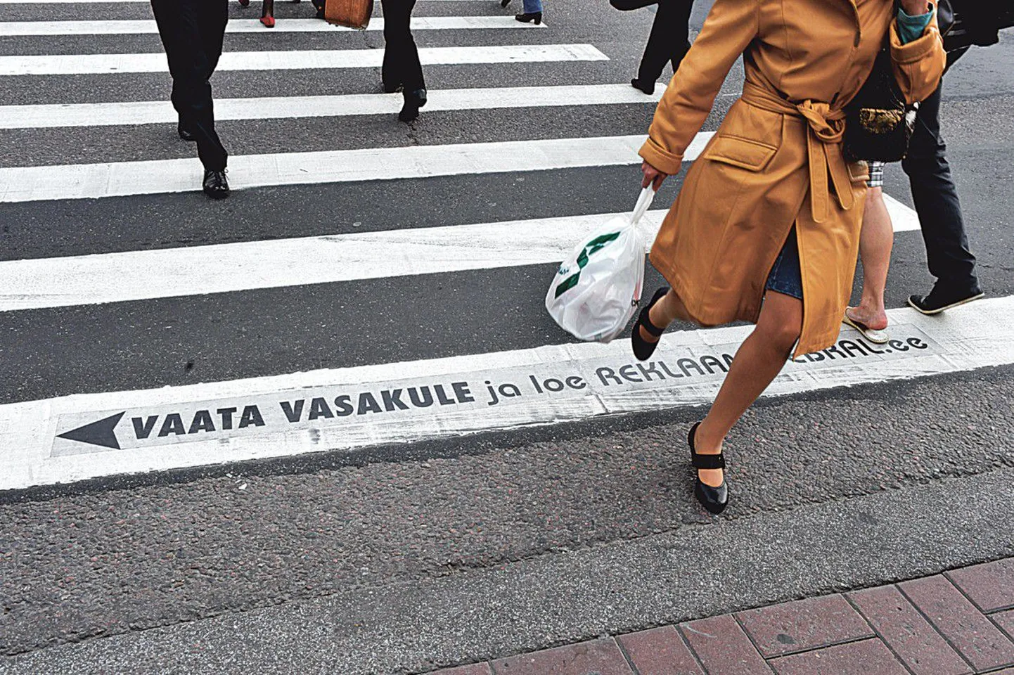 Рекламная надпись на пешеходном переходе в центре Таллинна на бульваре Рявала.