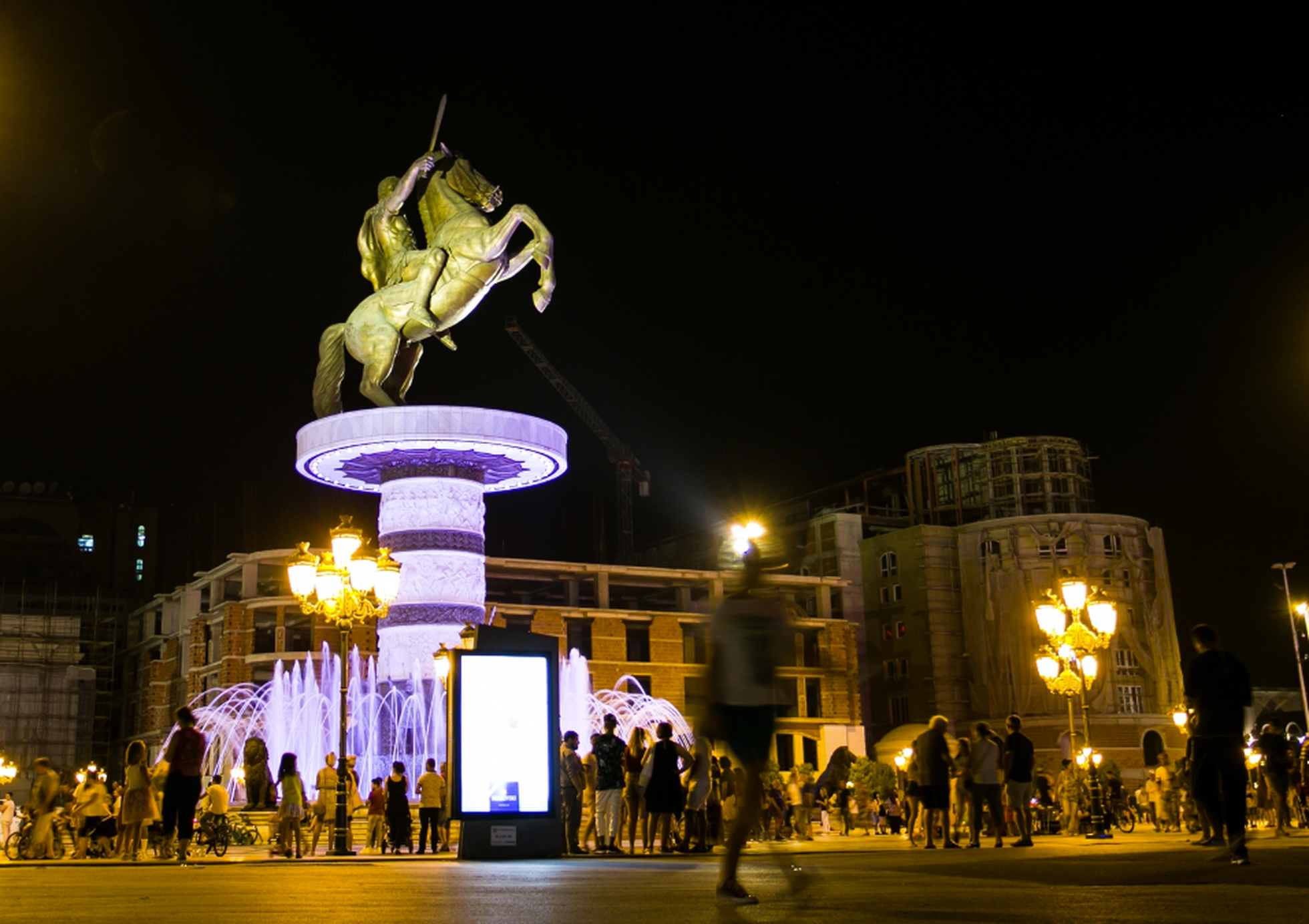 Aleksander Suure perutava hobusega hiigelkuju taustal «sponsoreerib» Makedoonia levinuma õllemargi Skopsko valgusreklaam.