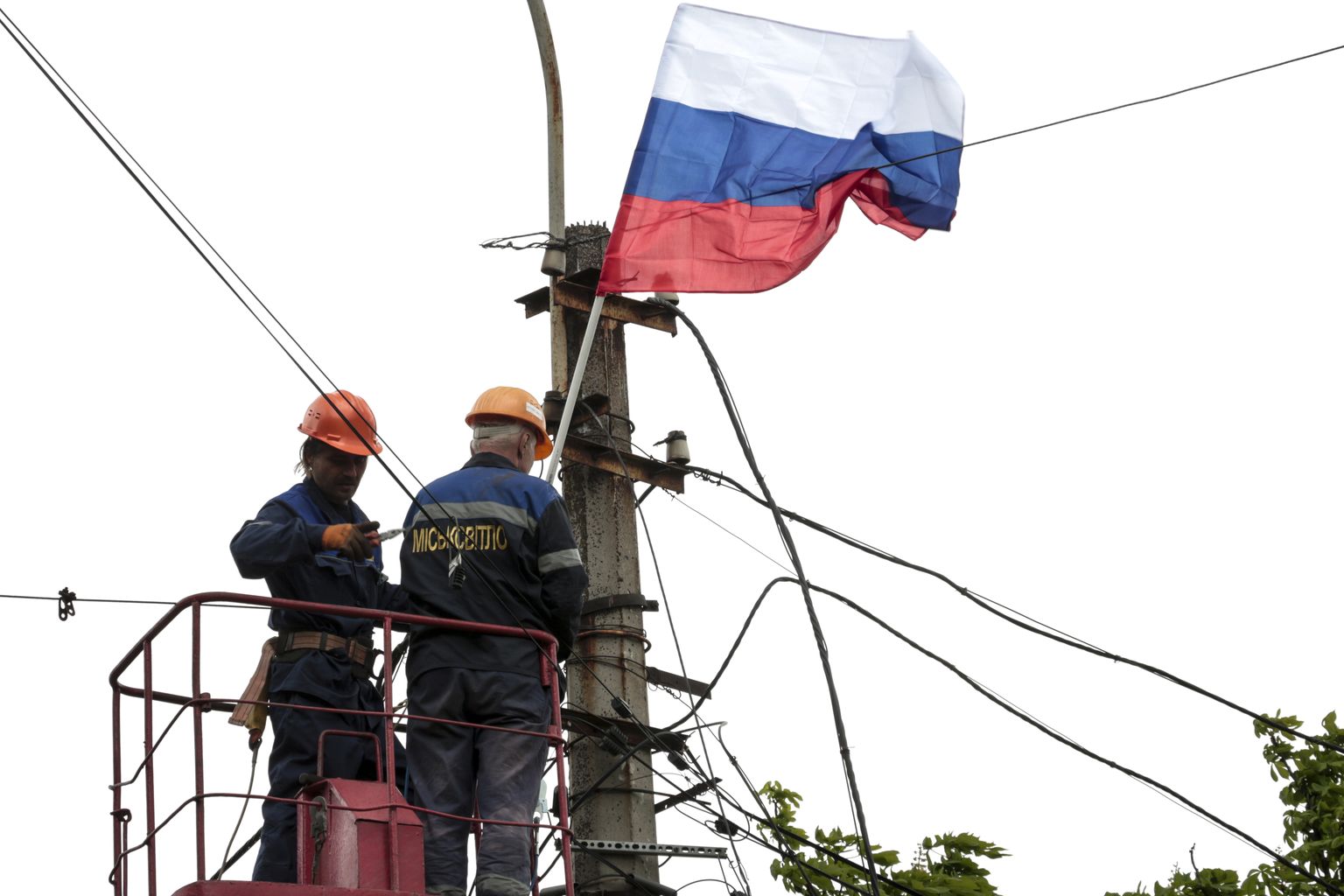 Töölised panemas üles Venemaa lippu Ukrainas Mariupolis, mis on niinimetatud Luhanski rahvavabariigi kontrolli alla. Ukraina andmetel tahab Venemaa korraldada Mariupolis 9. mail võidupüha paraadi