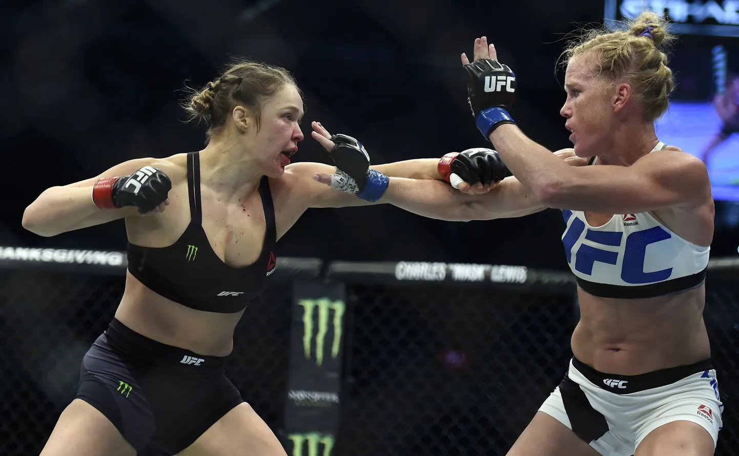 Ronda Rousey (vasakul) vs Holly Holm.